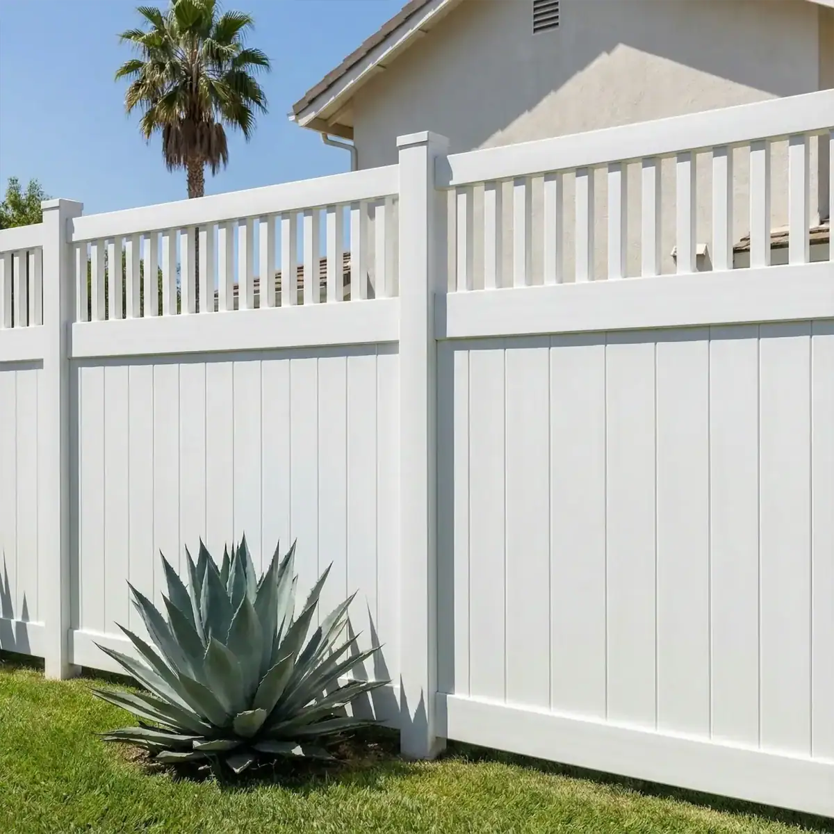 Vinyl privacy fence with picket top